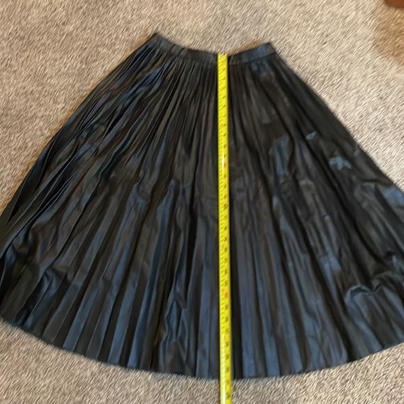 Banana Republic Leather-like Pleated Skirt. - Picture 2 of 6